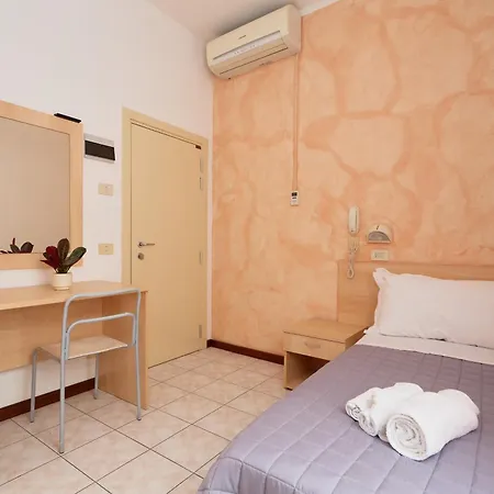 Hotel Jolanda 3*
